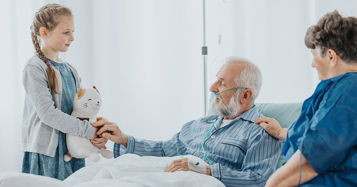 навестите дедушку. пожилые люди с внуками. навестите дедушку. бабушка и дедушка. пенсионеры и дети.